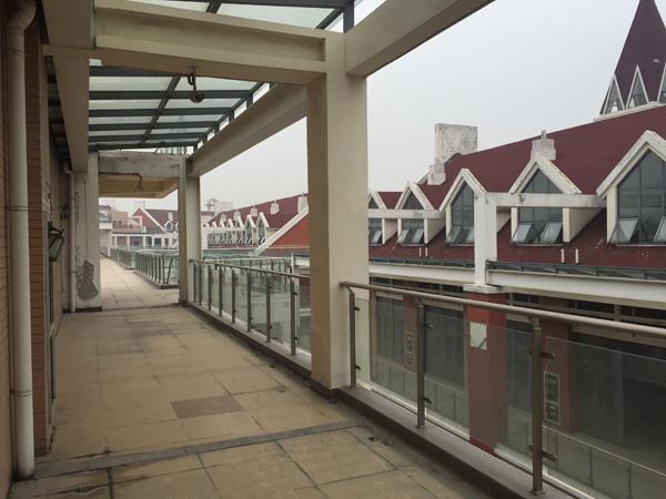 购物公园内95%的店铺均闲置着