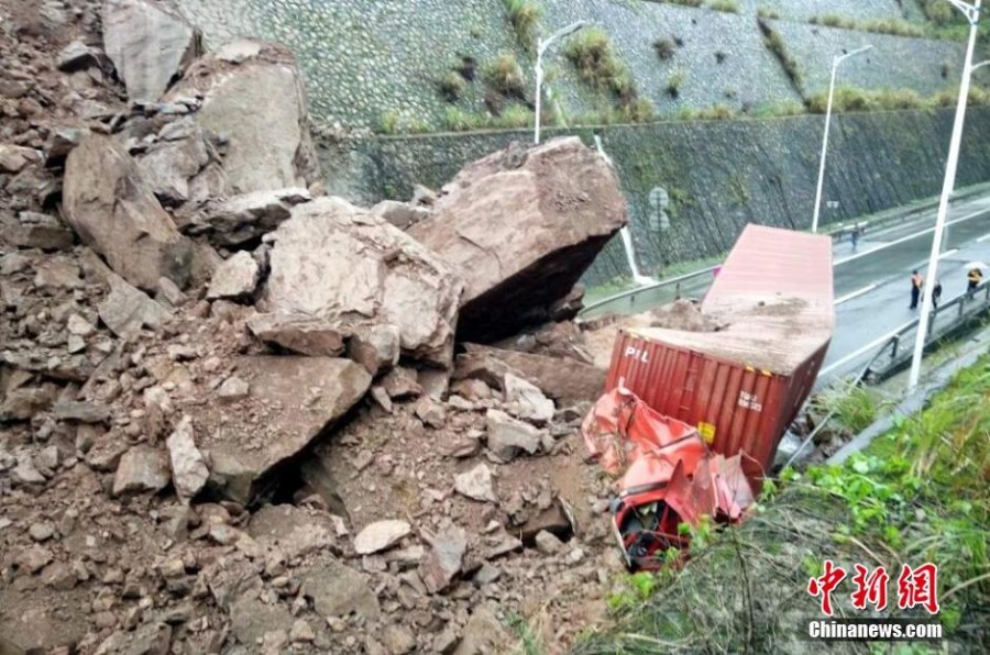 坍塌山体土方将北上方向道路全部堵死,塌方土方长度词滓 高速护坡