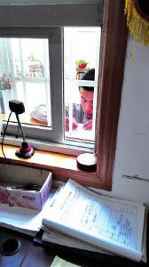 华商报汉中讯(记者王亮)年纪轻轻的90后,到救助站“求助”,只要给20元就走。昨日下午,当四川巴中籍男子苟某第三次到汉中市汉台区救助站要钱时,工作人员上网一查,发现苟某5年来已被“救助”703次,明显是职业“跑站人”。僵持两个多小时,救助站给苟某等二人每人20元钱后,两男子才离开。