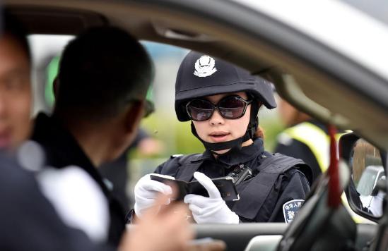 2016年3月21日,四川雅安,她叫李筱妍,萌妹子中的"战斗机,缉毒女警中