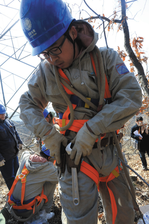 10時,金州新區大黑山附近一座40米高的電力鐵塔上,等電位作業人員雷博