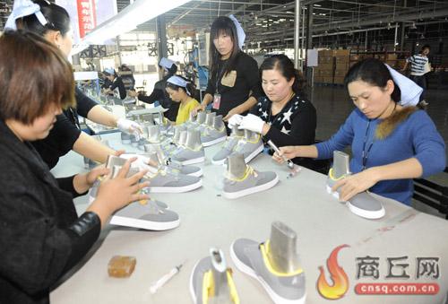 3月30日,工人在制鞋车间内作业.睢县安踏集团嘉晋鞋业项目总投资7.