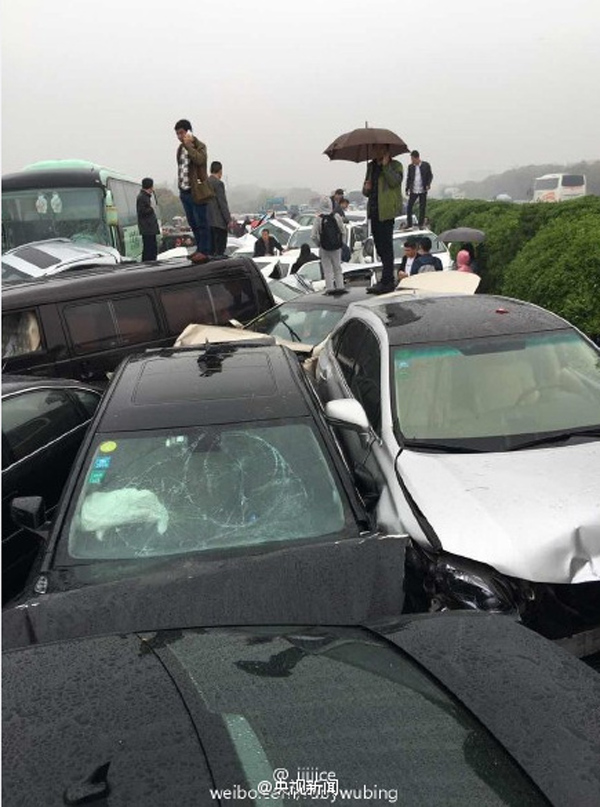 沪宁高速江苏常州段连环车祸50多辆车相撞，十余人送医
