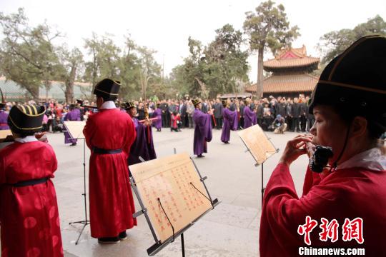 4月3日，台北孔庙雅乐舞团在孔子故里曲阜孔庙大成殿前展演台北孔庙祭孔雅乐舞，祭奠至圣先师孔子。 李欣 摄