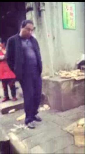 武汉一城管摔碎商户20斤莲藕 朝镜头大喊“随便拍”(图)