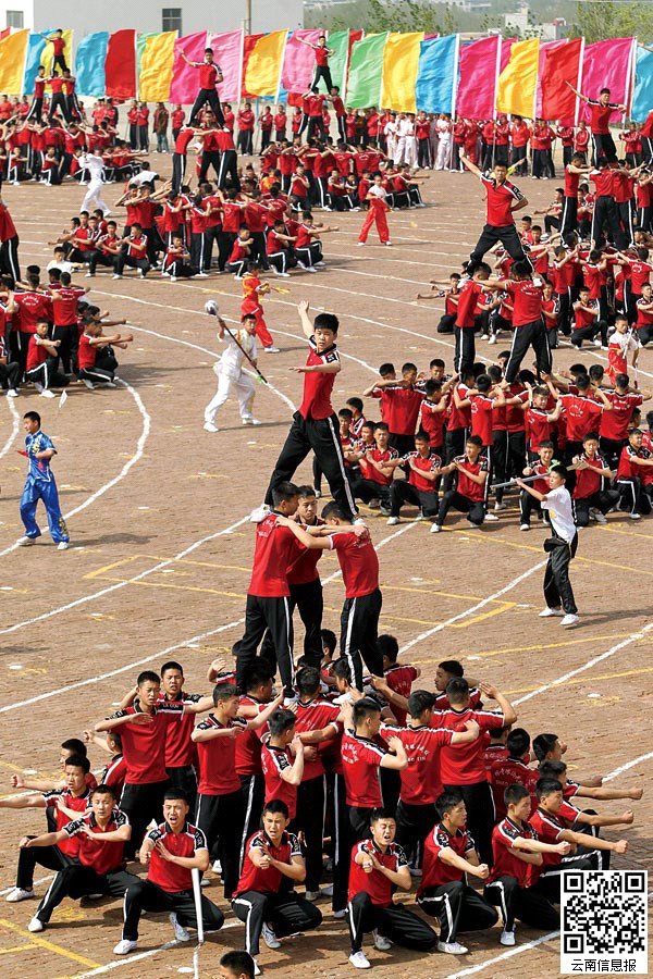 4月7日,在河南登封少林塔溝武術學校練功場,上課間操的學員疊起人塔.