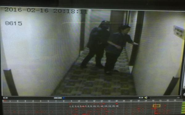 投诉人提供的酒店监控录像显示，保洁员为一名男子打开了投诉人所信客房的门。