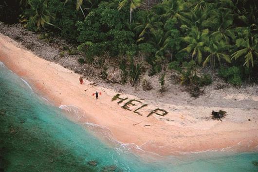 《荒岛余生》,为向外界求助,他们用棕榈叶在海滩上拼出救命(help)一