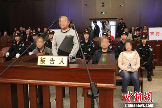 14日上午，四川省宜宾市中级人民法院刑一庭公开开庭审理了被告人刘某、岳某、陈某、冯某涉嫌绑架、故意杀人一案。 李玲 摄