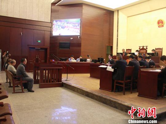14日上午，四川省宜宾市中级人民法院刑一庭公开开庭审理了被告人刘某、岳某、陈某、冯某涉嫌绑架、故意杀人一案。 李玲 摄