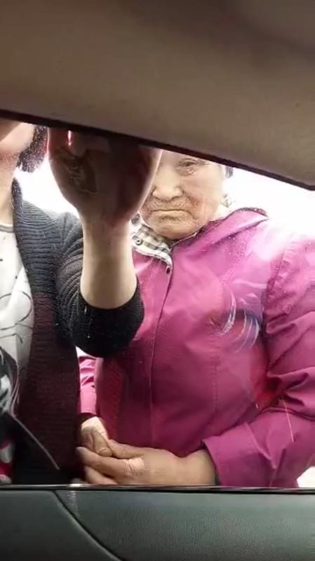 继续隔着车窗拍摄马先生被打的画面,这时刘占一的妻子突然走到车窗前