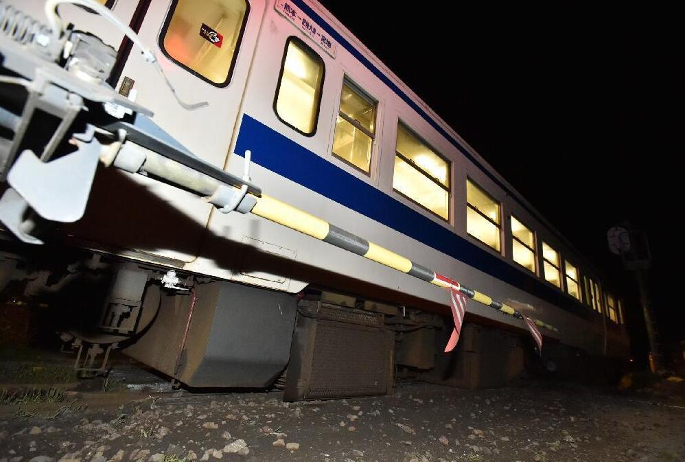 日本九州地震导致一列jr列车脱轨 无人员伤亡