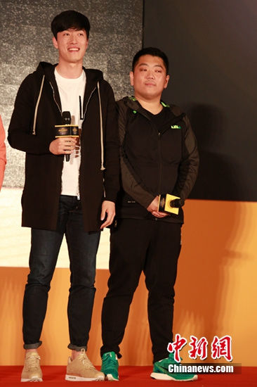 刘翔（左）和表弟参加活动发布会