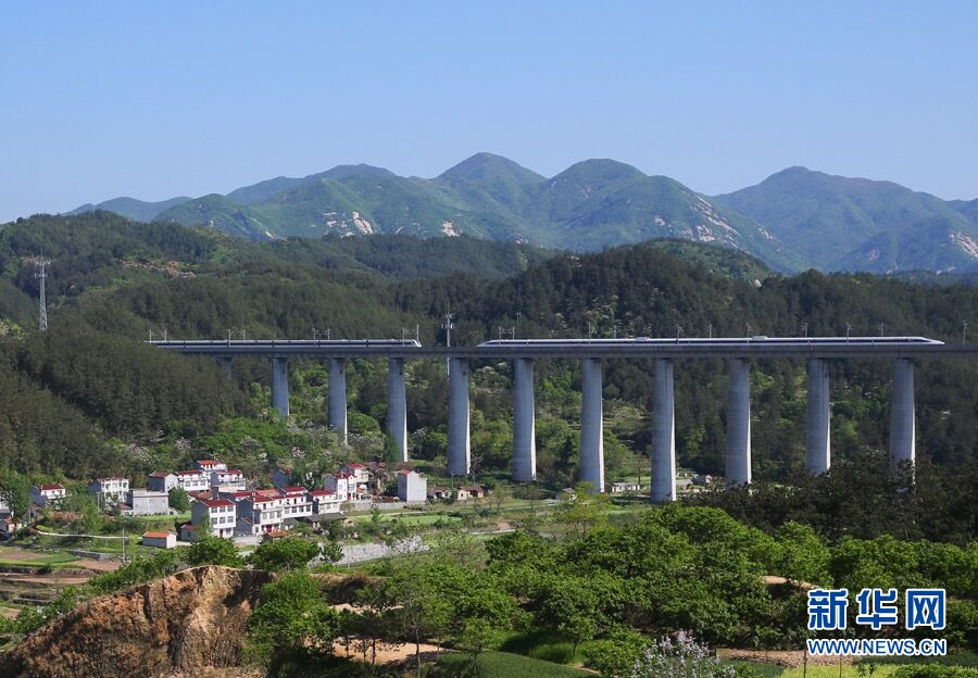 組圖:合武高鐵飛馳大別山