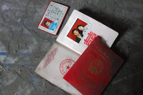 李玉前和谢初明的结婚证 澎湃新闻记者 明鹊 图