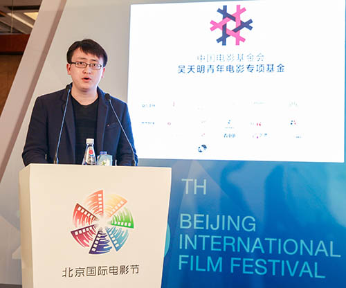 青年电影制片人肖乾操在台上发表获奖感言