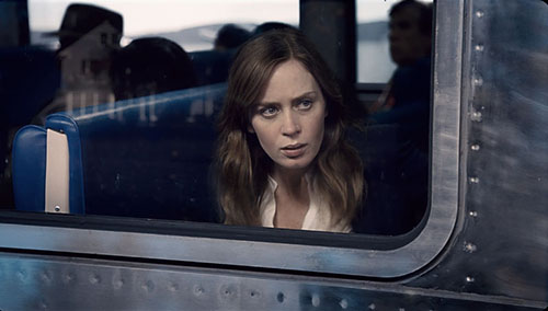 女主角艾米莉-布朗特（Haley Bennett）出现在了列车上