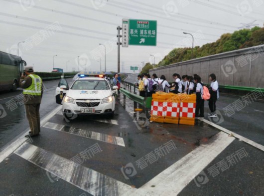 据看看新闻网，今天12时57分许，S2往市区方向G1501出口处，两辆大客车（系上海宝山中学春游车辆，共载70余名高中学生）与一辆尼桑轿车相撞，致多人受伤。