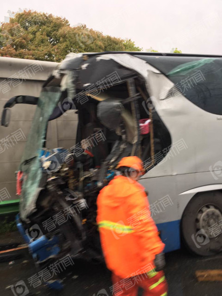 现场图片显示，一辆大巴车车尾受损严重，另一辆大巴车头变形，车窗玻璃被震碎。