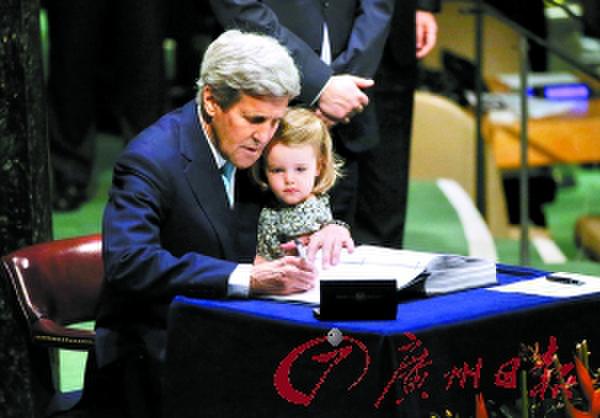 22日,美国国务卿克里抱着孙女签署《巴黎协定》