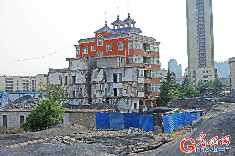 2016年4月23日，河南省洛阳市西工区某城中村改造现场，一幢带亭台的五层小洋楼，孤零零地矗立在拆废墟中，无人敢拆迁。