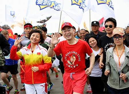 六小龄童领跑2016上海半程马拉松赛