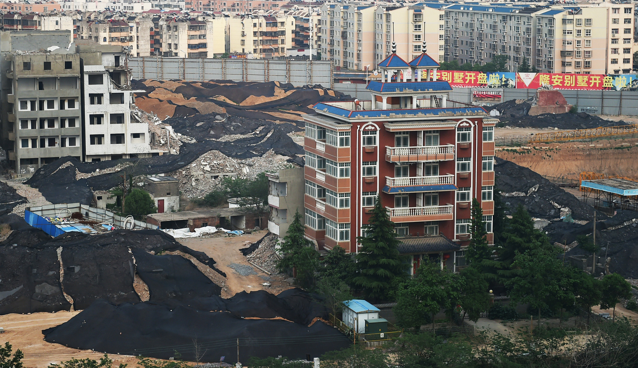 2016年4月23日,在河南省洛阳市西工区某大型城中村拆迁现场,一幢