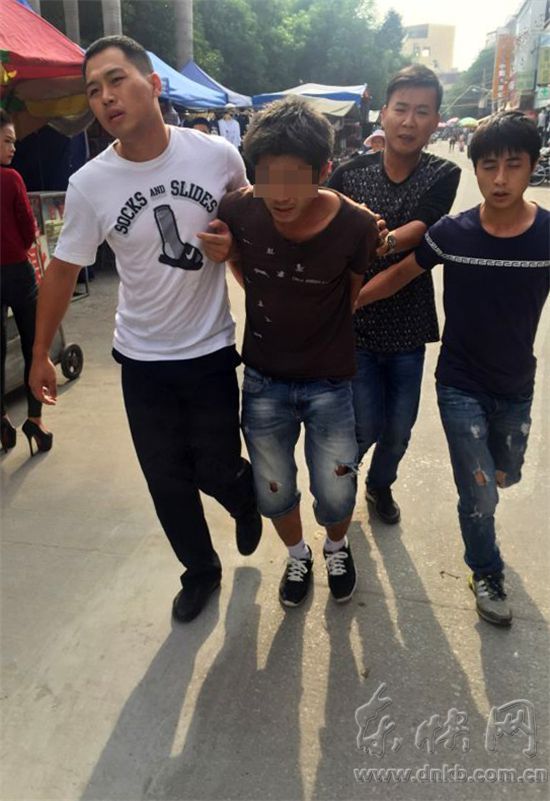 江涛（左一）带队抓捕嫌疑人