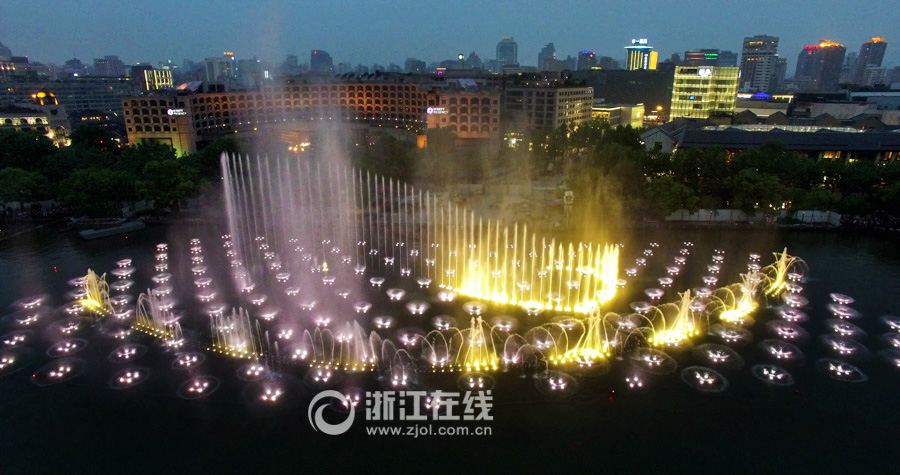 全新的杭州西湖音乐喷泉变得更加炫丽