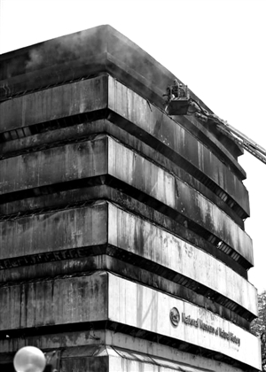 整栋建筑及无价藏品全被大火吞没