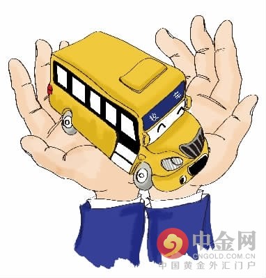 當校車經過中心路十字路口時,從南向北過來一輛大型半掛貨車,兩輛車