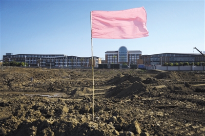 4月19日,正在修整中的常隆地块,对面不足百米就是常外新校区。 A24-A25版摄影(除署名外)/新京报记者 王嘉宁 摄