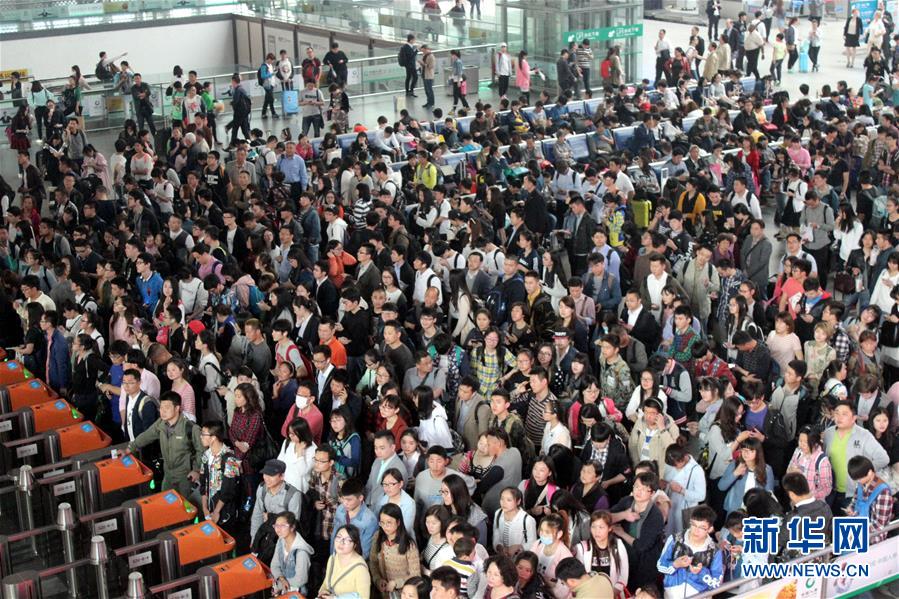 5月2日,旅客在石家庄火车站通过检票口