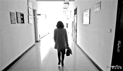 4月29日,周口官方公布了13年前“王娜娜事件”的详细经过。从第一次发布的简单处理通报,到现在详细的调查结果。除了媒体和网友的追问,也离不开王娜娜本人对真相执著的逼问。