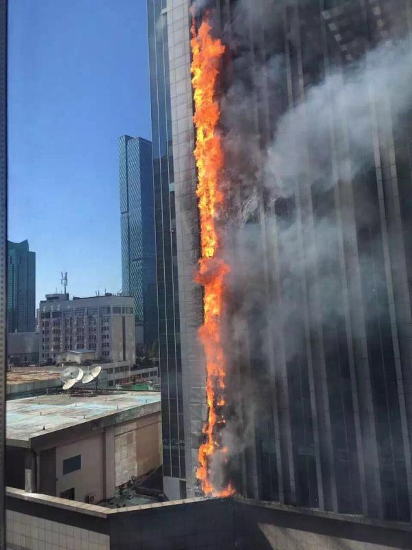 南京一高楼失火 火苗一度沿外墙烧至楼顶