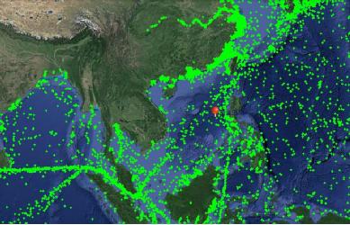 这张地图来自于一个实时查询船舶动态的公众服务网站，每一个绿点代表着一艘船只。这些船舶在南海沿着西南-东北方向，以及菲律宾西部沿海形成了一条主要海上交通线，而黄岩岛（图中红点）就如同一个岗哨一样，位于这两条交通线的夹角上。如果在黄岩岛能有一个灯塔、港口，对于来往船只是一个很大的福音。