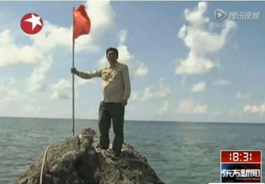2012年5月9日，东方卫视的记者将五星红旗插上了黄岩岛