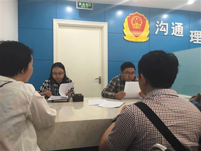 昨日，市工商局行政复议接待室内，两名工作人员正在阅读相关材料。新京报记者 信娜 摄
