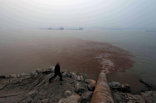 长江年入两百亿吨污水专家吁建统一协调机构