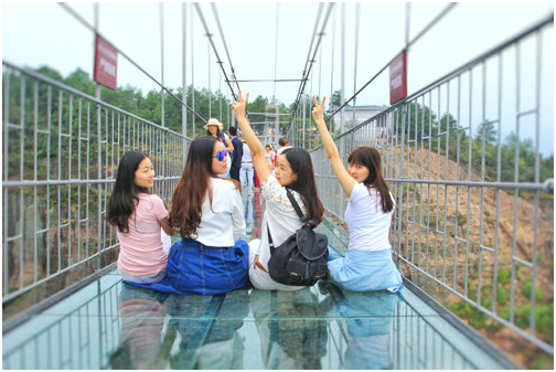 玻璃桥上拍照姿势图片图片