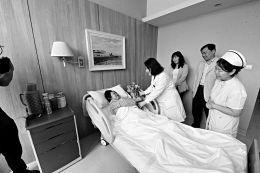 医护人员前来看望刘逸芳