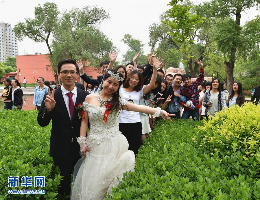 這是5月7日拍攝的山西農業大學青年教師集體婚禮現場.