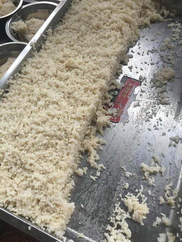 家长提供的照片显示,蒸饭的盒子内侧标签未撕就投入使用。