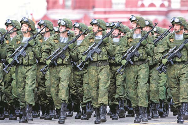 原文配图:5月7日,在俄罗斯首都莫斯科,步兵方队走过红场.
