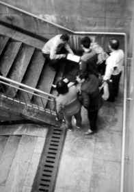 5月9日，长沙韶山南路与友谊路交界的地下通道，被歹徒捅伤的黄女士躺在地上，不少路人上前询问情况，120急救人员也赶到了现场。 供图/市民徐女士