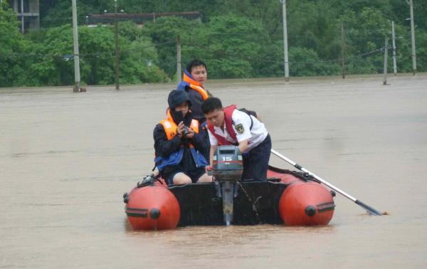 2016年5月8日，广西桂林阳朔县受强降雨影响，漓江水位超警戒线，游船年内首次停航。阳朔海事处出动救援队，用皮划艇营救被困人员。 视觉中国 图