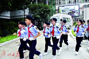 广州小学生演练地震逃生。记者邱伟荣、廖靖文 摄 (资料图)