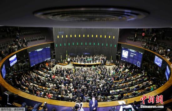 当地时间4月18日，巴西众议院通过总统弹劾案全体投票表决。图为投票现场。