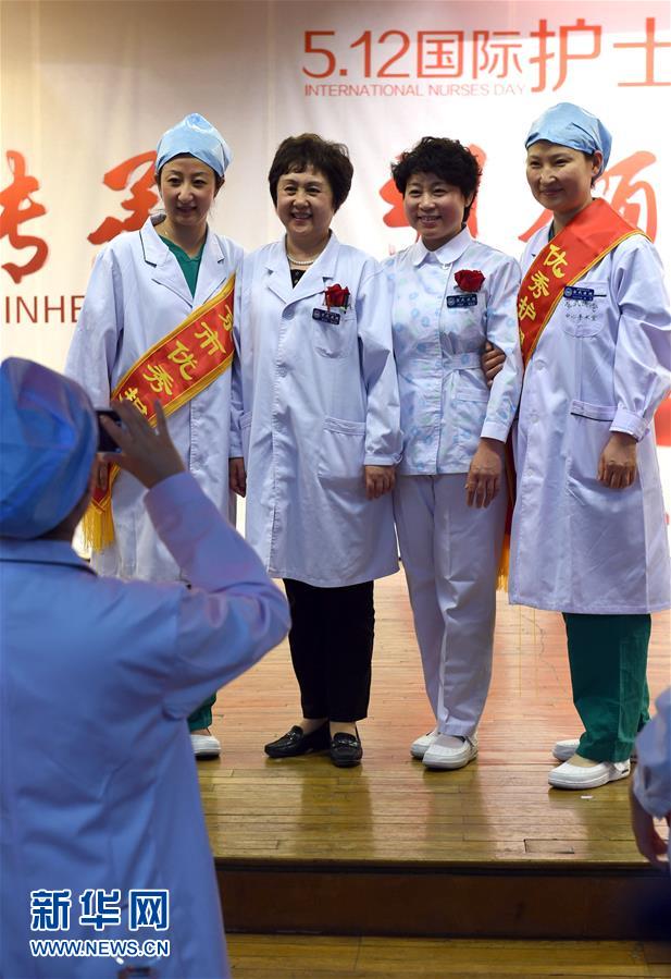 5月12日,在北京协和医院举行的"5·12"国际护士节庆祝大会上,护士们