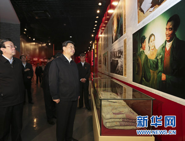 2014年3月17日至18日,中共中央总书记、国家主席、中央军委主席习近平在河南省兰考县调研指导党的群众路线教育实践活动。这是3月17日,习近平参观焦裕禄同志纪念馆。 新华社记者丁林摄